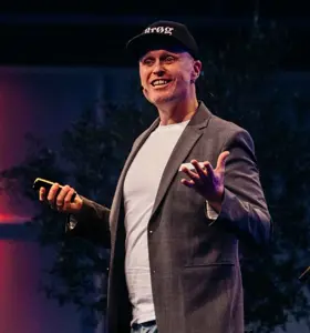Jonas Brøg - Keynote spreker, drummer en verhalenverteller die muziek, humor en lefheid inzet om teams te raken, verbinden, activeren en laten zingen.