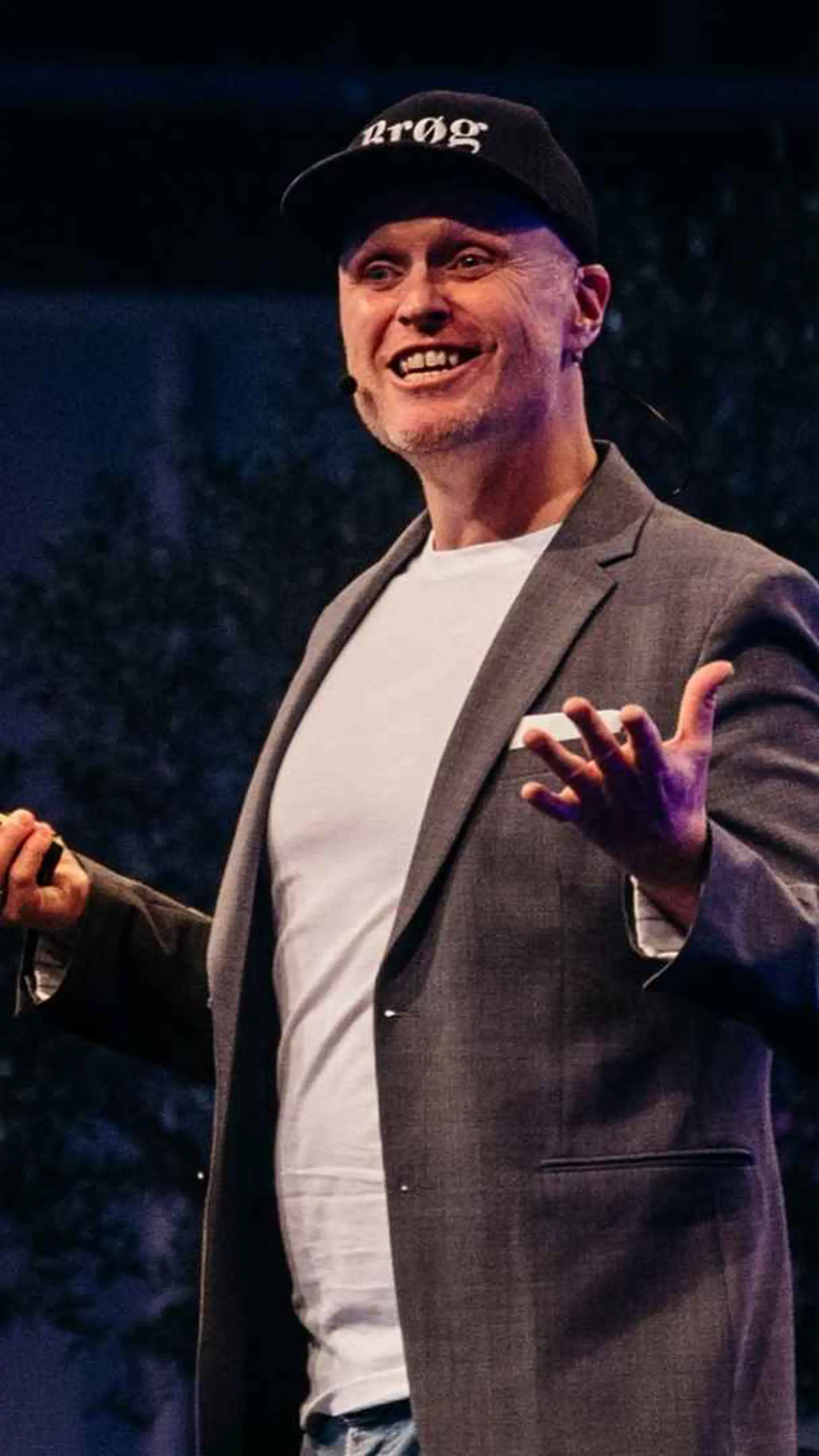 Jonas Brøg - <p data-start="1566" data-end="1703">Keynote spreker, drummer en verhalenverteller die muziek, humor en lefheid inzet om teams te raken, verbinden, activeren en laten zingen.</p>