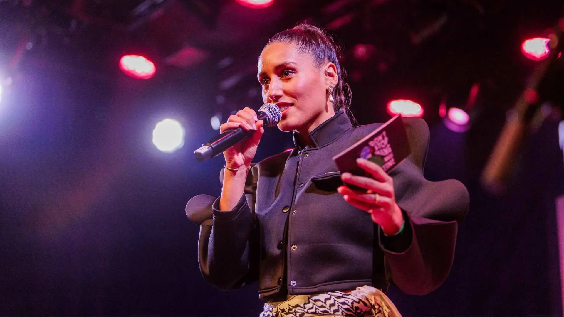 Nawa Sira van Sluijs - <p>Dagvoorzitter, radiomaker, presentator en documentairemaker met een scherp journalistiek oog en diepgaand inzicht in menselijk gedrag en groepsdynamiek.</p>