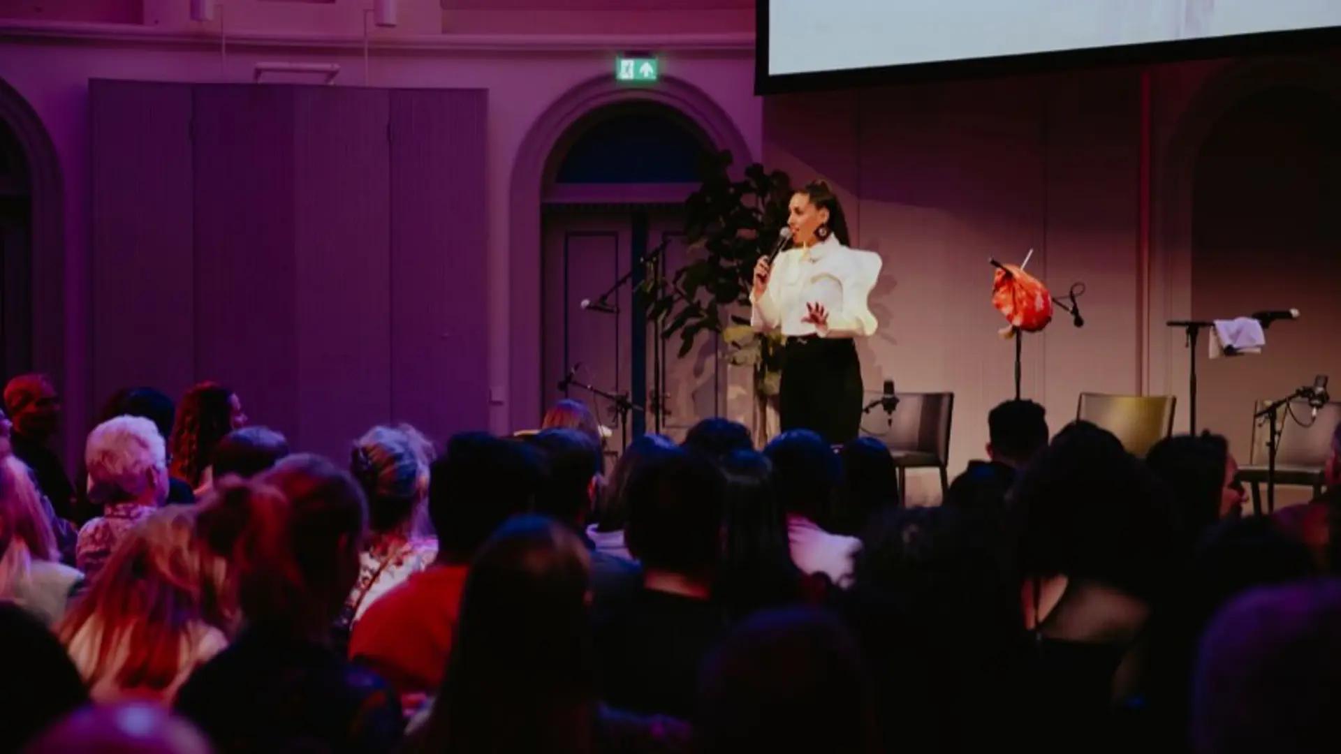 Nawa Sira van Sluijs - <p>Dagvoorzitter, radiomaker, presentator en documentairemaker met een scherp journalistiek oog en diepgaand inzicht in menselijk gedrag en de groepsdynamiek.</p>