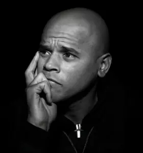 Glenn Helder - Ex-profvoetballer van Arsenal en Oranje. Inspirerend spreker over doorzettingsvermogen, verandering en vitaliteit, met een persoonlijk en impactvol verhaal.