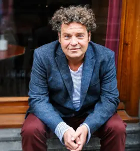 Dirk Zeelenberg - Acteur, ondernemer en inspiratiespreker die met humor en persoonlijke verhalen laat zien hoe veerkracht en verandering leiden tot groei en nieuwe kansen.