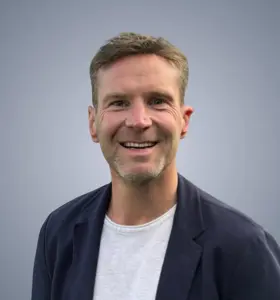 Hans van der Steeg - Presentator en journalist met internationale ervaring, bekend om zijn scherpe interviews en sterke verbinding met het publiek.