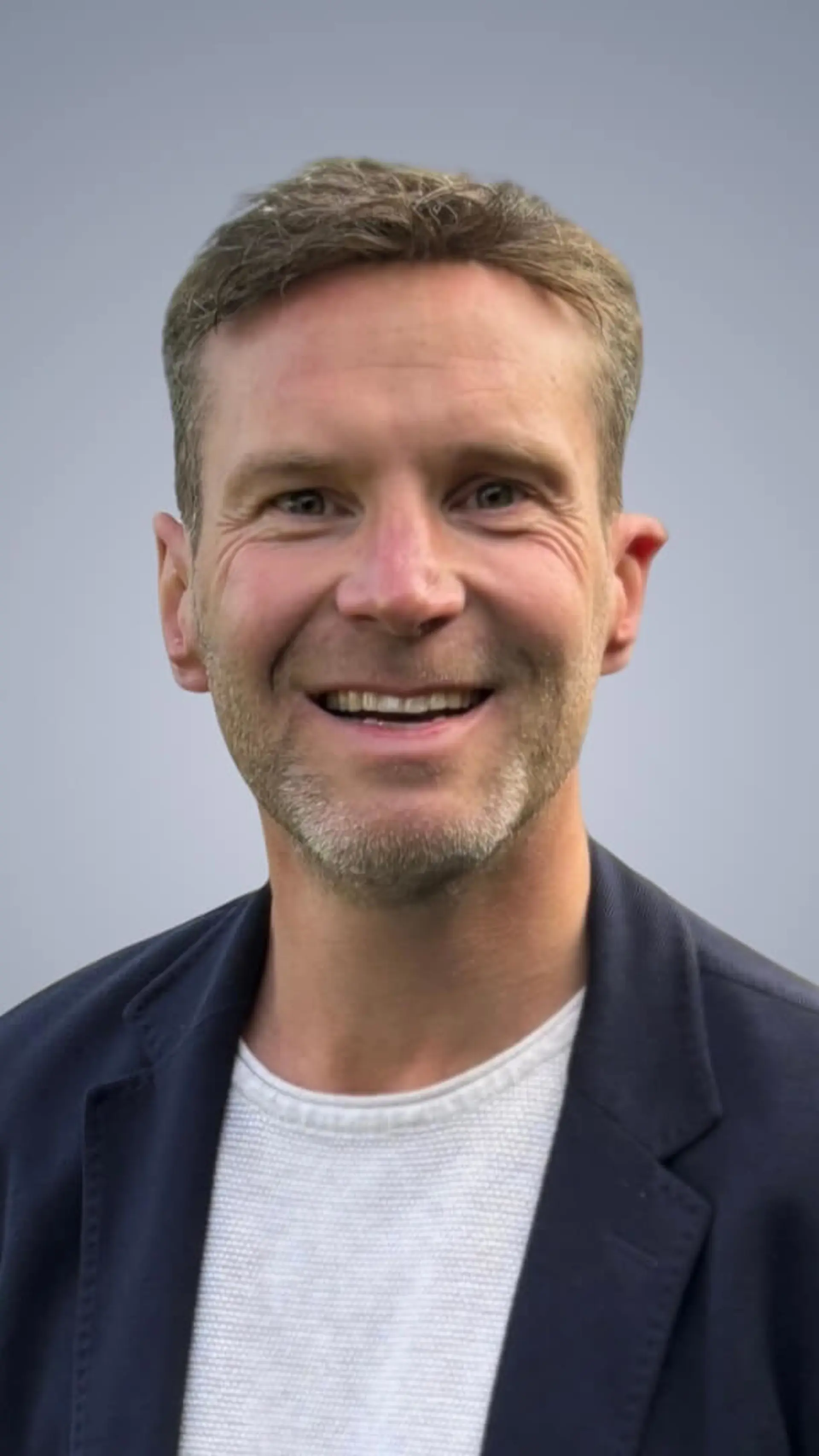 Hans van der Steeg - <p>Presentator en journalist met internationale ervaring, bekend om zijn scherpe interviews en sterke verbinding met het publiek.</p>