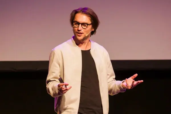 AI is geen toekomstmuziek meer: waarom organisaties nu moeten leren werken met kunstmatige intelligentie