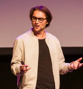 Robbert van Empel - AI spreker, schrijver en futurist die kunstmatige intelligentie helder, energiek en praktisch maakt voor organisaties die vooruit willen.