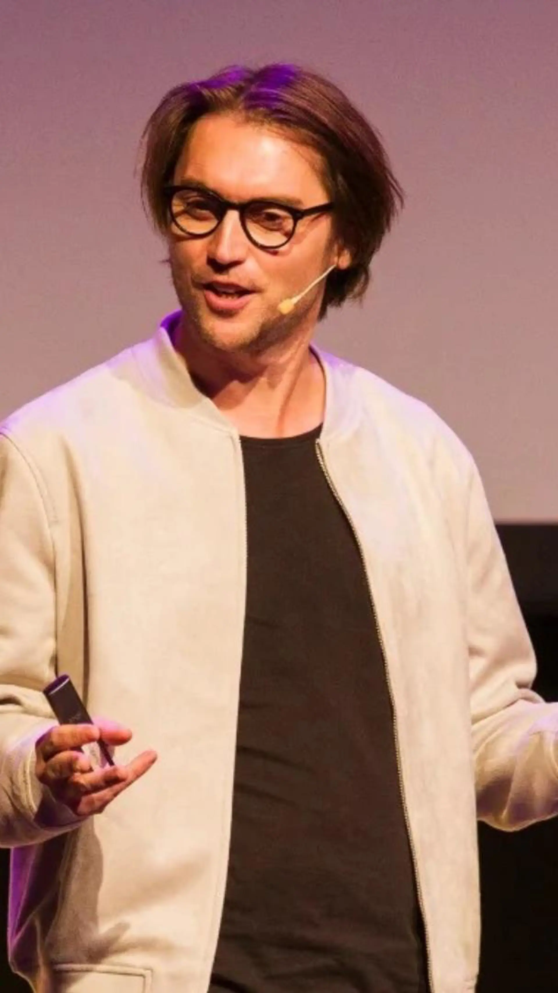 Robbert van Empel - <p data-start="1550" data-end="1687">AI spreker, schrijver en futurist die kunstmatige intelligentie helder, energiek en praktisch maakt voor organisaties die vooruit willen.</p>