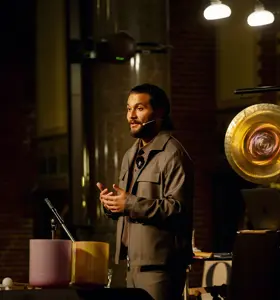 Alkan Çöklü - Acteur, regisseur en ademcoach Alkan Çöklü laat zien hoe je onder druk helder blijft, spanning loslaat en leiding neemt vanuit rust en bewustzijn.