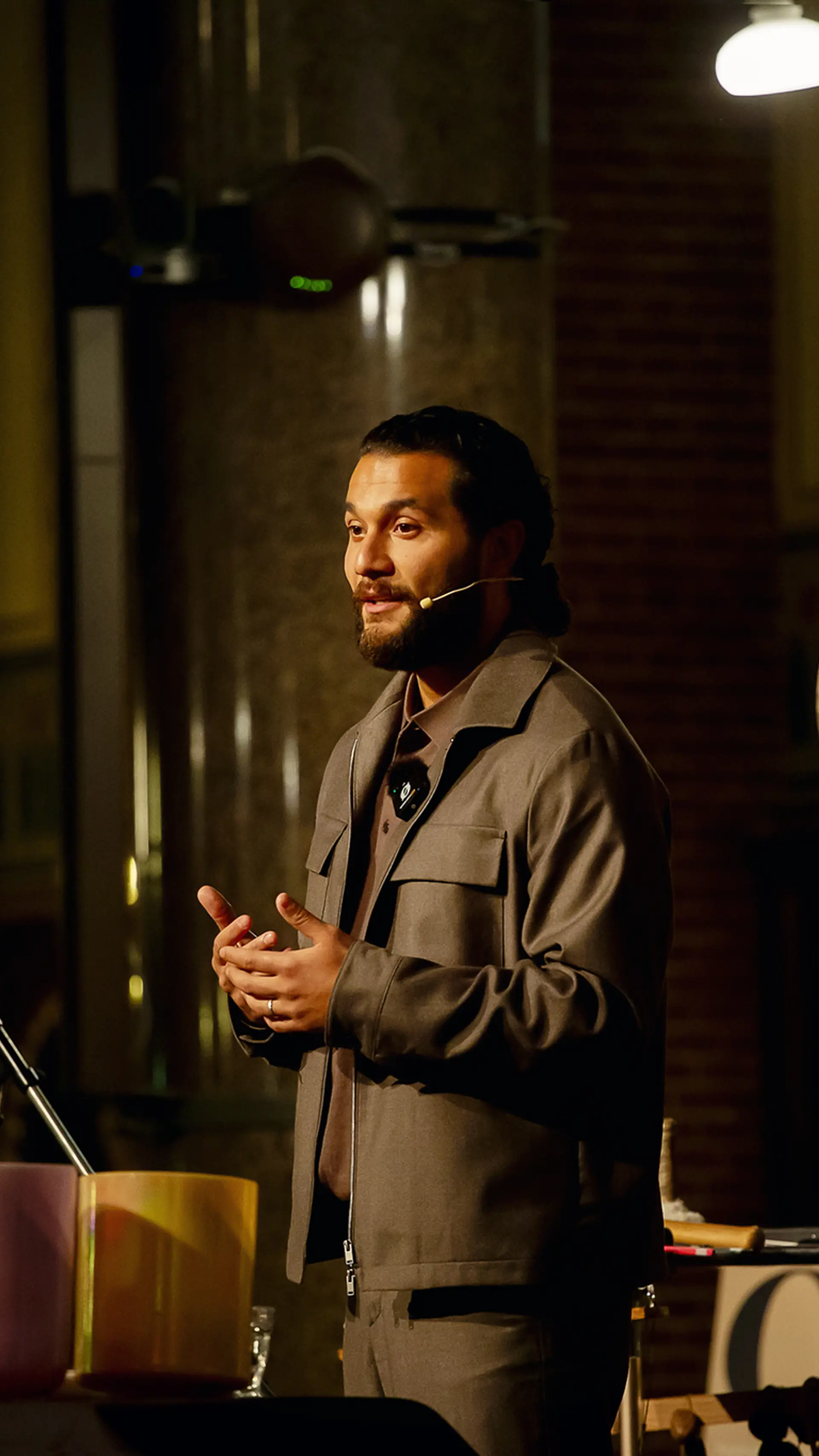 Alkan Çöklü - <p>Acteur, regisseur en ademcoach Alkan Çöklü laat zien hoe je onder druk helder blijft, spanning loslaat en leiding neemt vanuit rust en bewustzijn.</p>