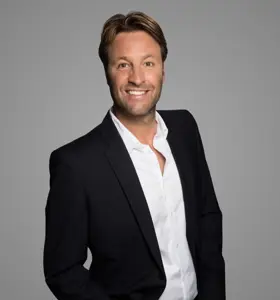 Viktor Brand - Presentator en dagvoorzitter met jarenlange media ervaring die inhoud en sfeer naadloos samenbrengt en elk event professioneel begeleidt.