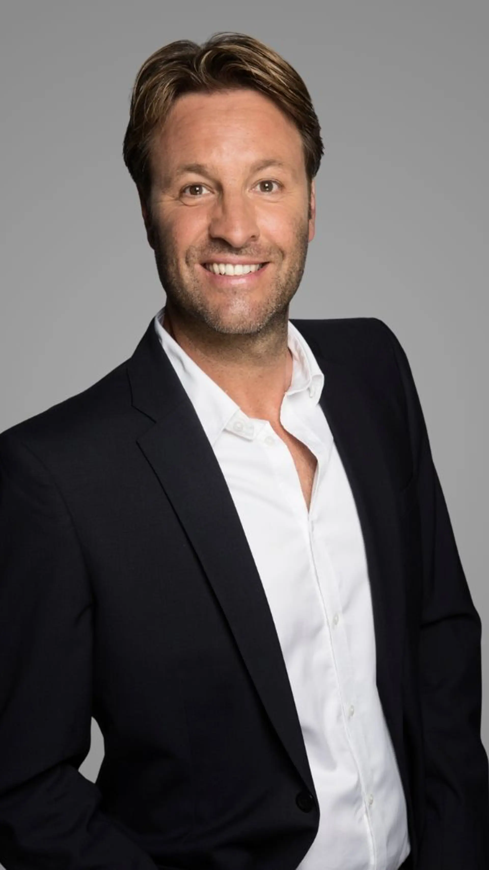 Viktor Brand - <p>Presentator en dagvoorzitter met jarenlange media ervaring die inhoud en sfeer naadloos samenbrengt en elk event professioneel begeleidt.</p>