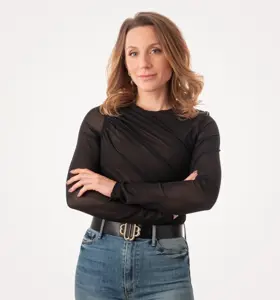 Fien Vermeulen - Journalist en nieuwslezer. Ze leert je hoe je slecht nieuws omzet in kracht met optimisme en de moed om je eigen verhaal te herschrijven.