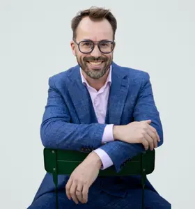 Filip De Groeve - Apotheker en marketeer. Hij brengt kwetsbaarheid en praktijkverhalen samen om taboes te doorbreken en teams vaardiger te laten praten over het ongemakkelijke.