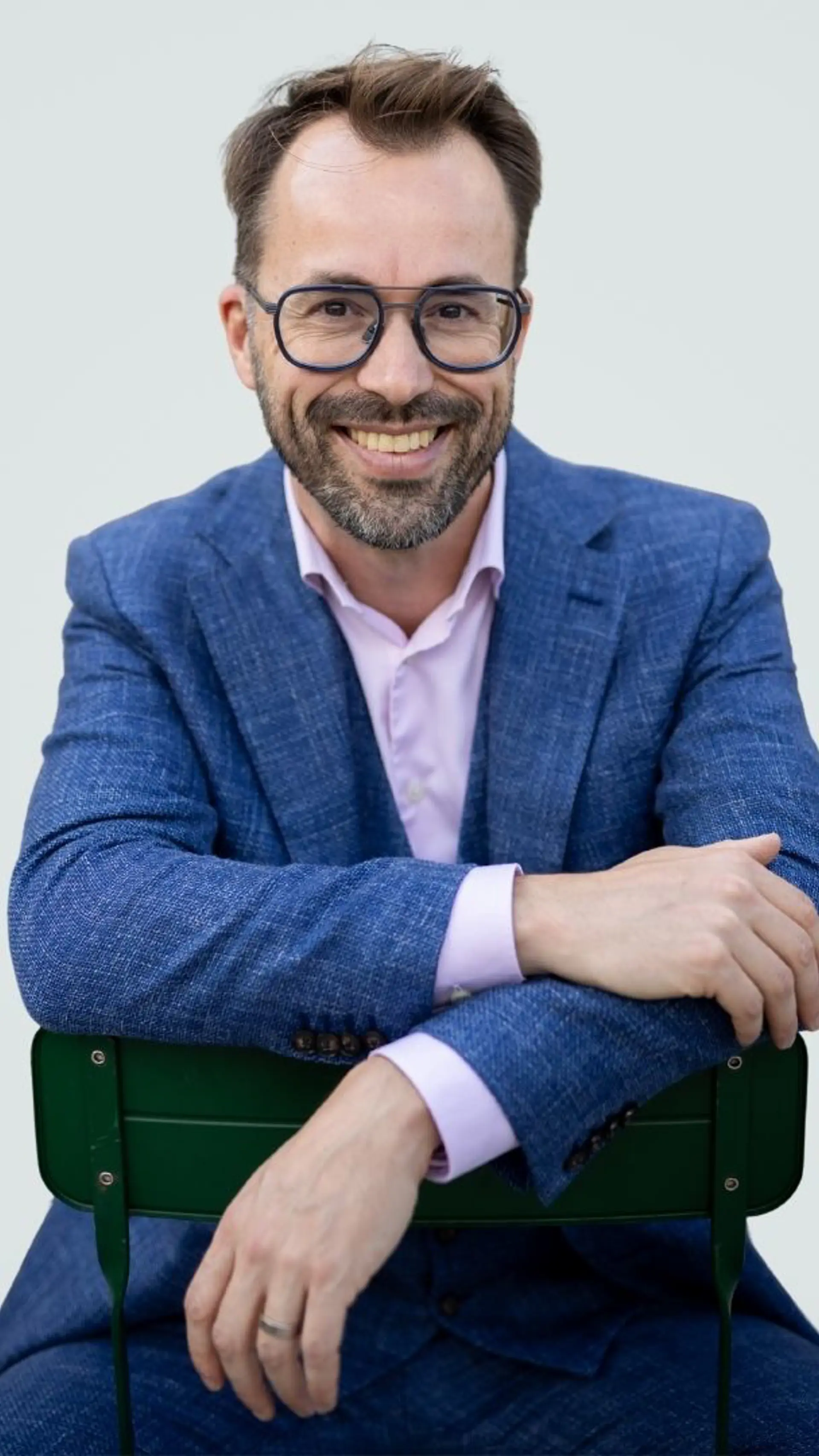 Filip De Groeve - <p>Spreker Filip de Groeve brengt kwetsbaarheid en praktijkverhalen samen om taboes te doorbreken en teams vaardiger te laten praten over het ongemakkelijke.</p>