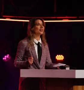 De Speld Live - Satirische liveshow en eventact die met actuele humor, interactie en maatwerk zorgt voor een energieke afsluiting van elk evenement.