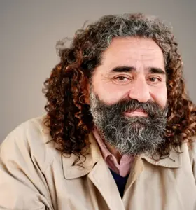 Shervin Nekuee - Mystieke organisatiesocioloog en bevlogen spreker. Hij verbindt diversiteit, inclusie en mystiek tot een krachtige visie op organisatieontwikkeling.