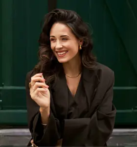 Sascha Worung - Redacteur, researcher en presentatrice. Deze juridisch geschoolde host brengt charisma en journalistieke diepgang naar elk podium voor een boeiend resultaat.