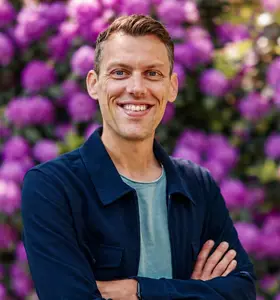Jelle Hermus - Auteur, ondernemer en expert in persoonlijke groei die met humor en kleine stappen laat zien hoe meer rust, vrijheid en voldoening binnen bereik komen.