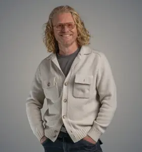 Arjan Kapteijns - Keynote spreker, brand strateeg en voormalig CEO Saatchi die toont hoe merken zichtbaar en gekozen blijven in een AI-gedreven markt.
