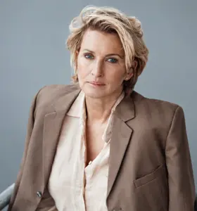 Anouk Smulders - Presentatrice, host, dagvoorzitter en ondernemer met internationale media ervaring, flair en een sterke focus op verbinding en groei.
