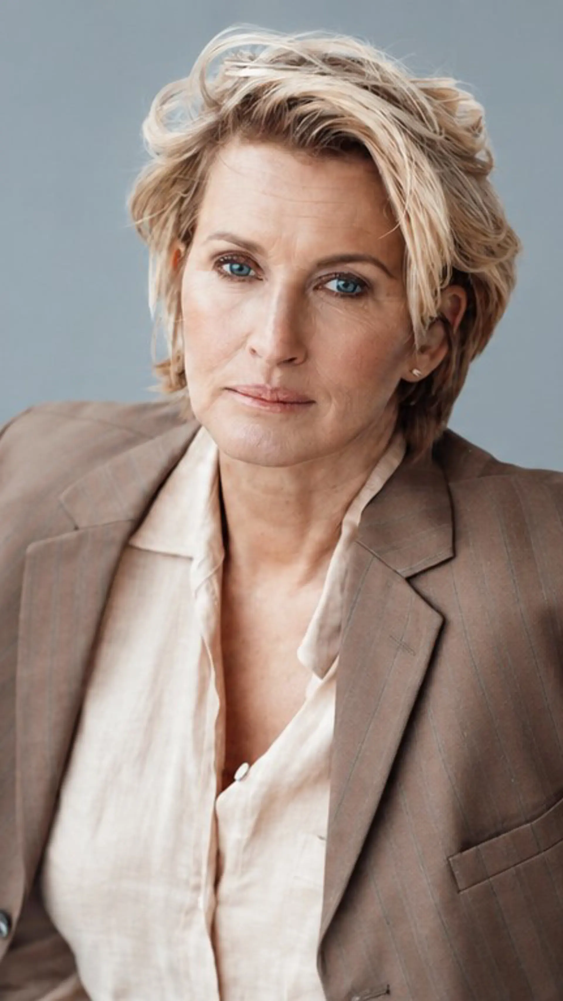 Anouk Smulders - <p>Presentatrice, host, dagvoorzitter en ondernemer met internationale media ervaring, flair en een sterke focus op verbinding en groei.</p>