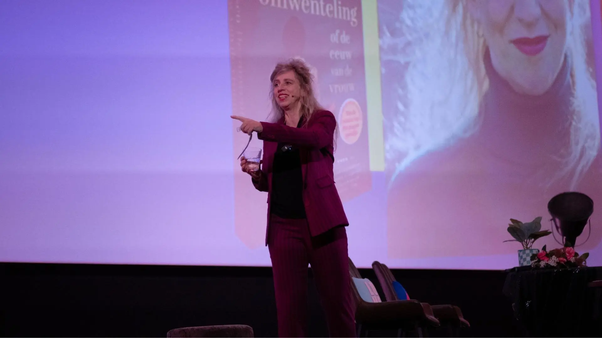 Suzanna Jansen - <p>Schrijver, journalist en verhalenverteller die via historische inzichten laat zien hoe maatschappelijke patronen doorwerken in organisaties en keuzes van vandaag.</p>