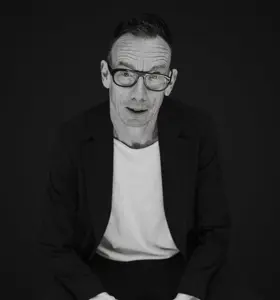 Dolf Jansen - Cabaretier, dagvoorzitter en spreker over tijd, snelheid en efficiëntie. Prikkelend, humoristisch en altijd scherp.