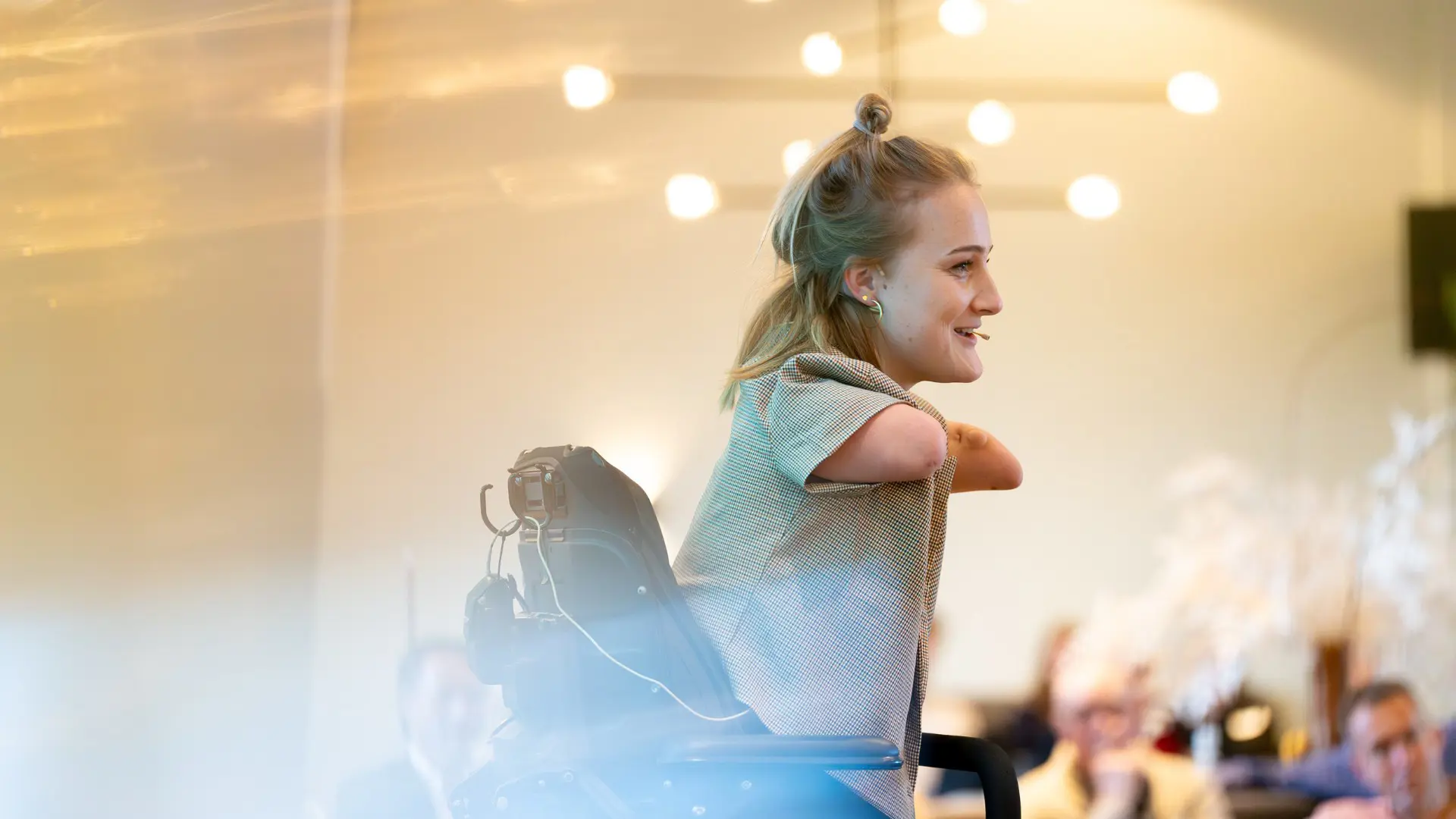 Eva Eikhout - <p>Presentatrice, programmamaker en auteur inspireert met humor en persoonlijke verhalen over veerkracht, inclusie en kansen creëren vanuit uitdagingen.</p>