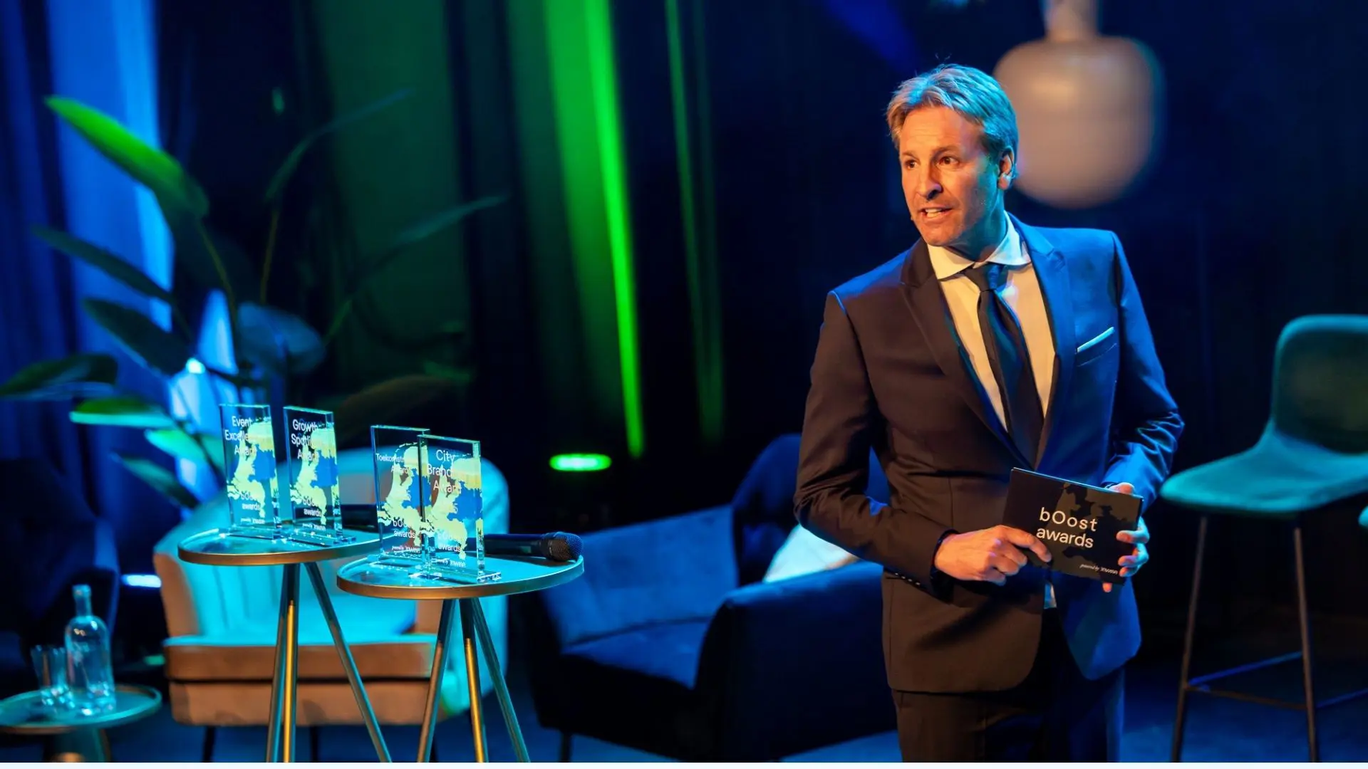 Viktor Brand - <p>Presentator en dagvoorzitter met jarenlange media ervaring die inhoud en sfeer naadloos samenbrengt en elk event professioneel begeleidt.</p>