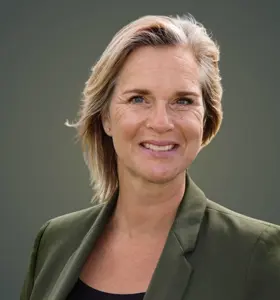 Esther de Snoo - Ervaren landbouwjournalist en hoofdredacteur. Expert in landbouwbeleid, verduurzaming en voedselvoorziening. Helder en kritisch over agrarische transities.