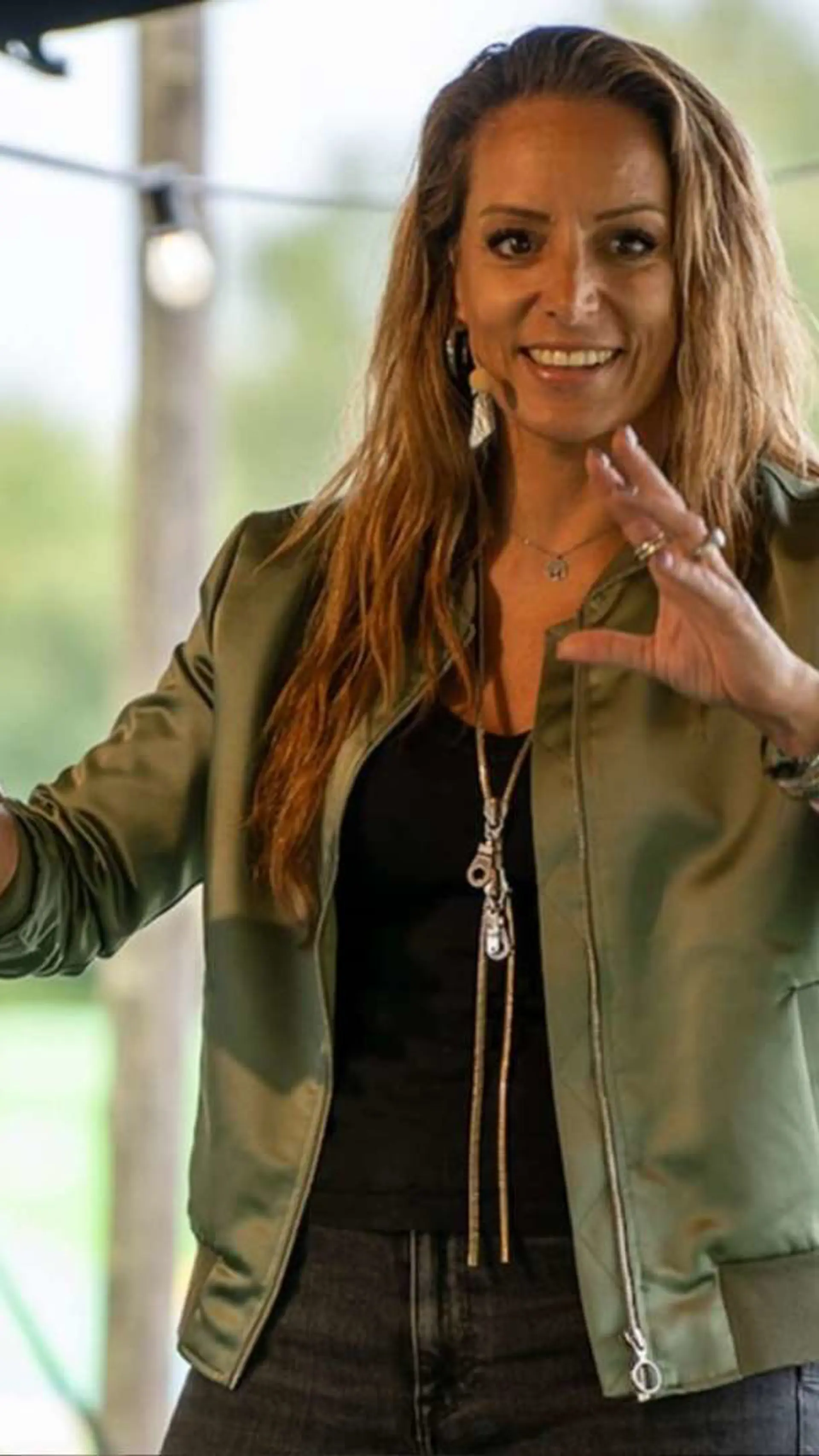 Agavni Jessaijan - <p>Ondernemer, gedragsveranderexpert en skydiver die organisaties confronteert met patronen en laat ervaren hoe leiderschap ontstaat vanuit hoofd, hart en buik.</p>